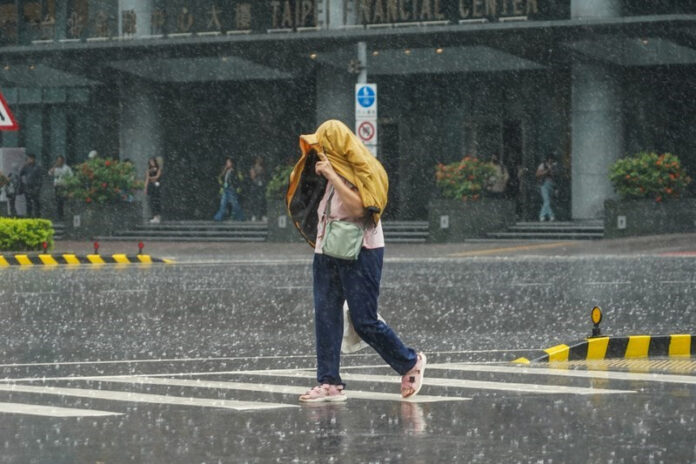 Tropical Disturbance to Bring Showers and Heatwaves to Taiwan